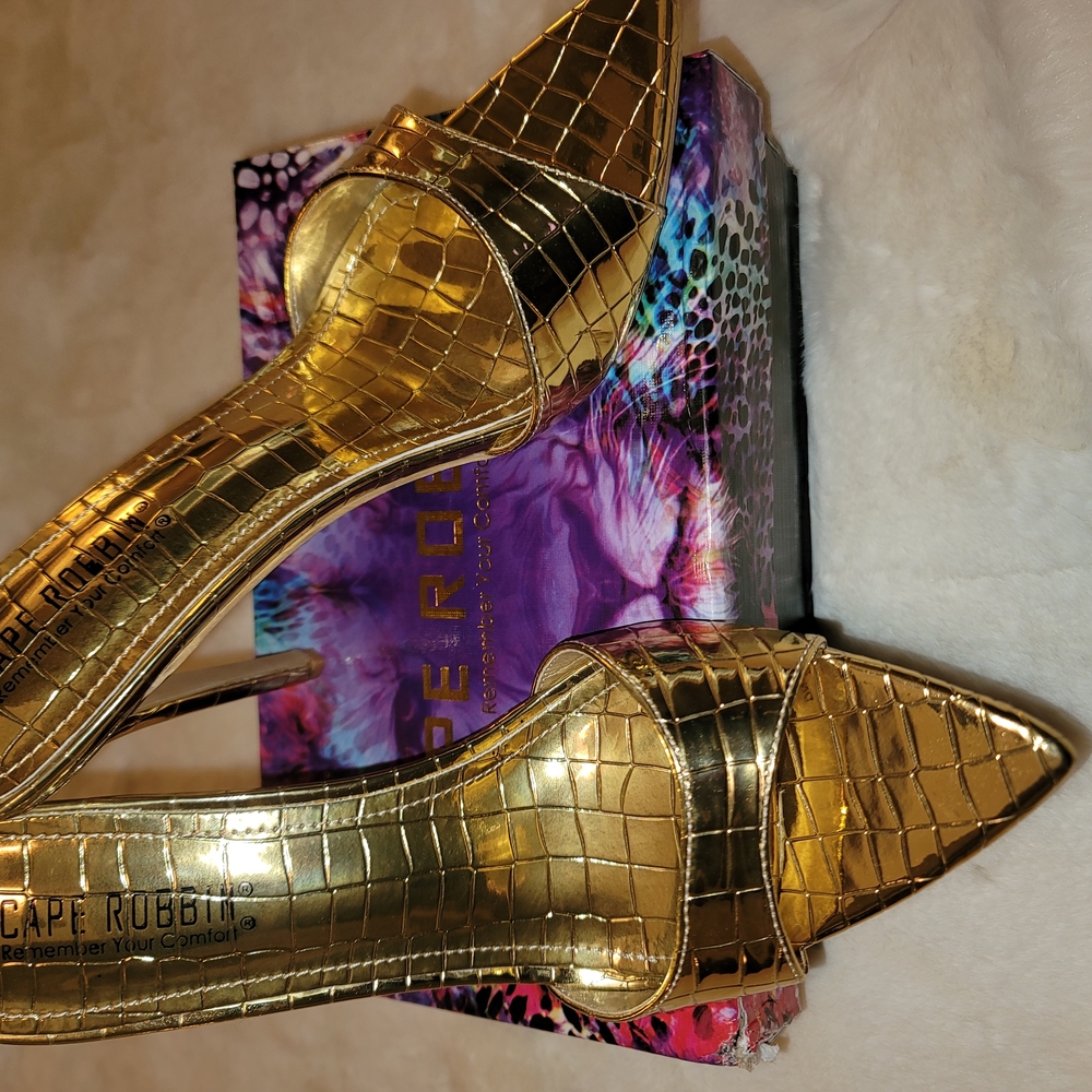 Metallic Gold Pointed Toe Heels - Picture 3 of 6